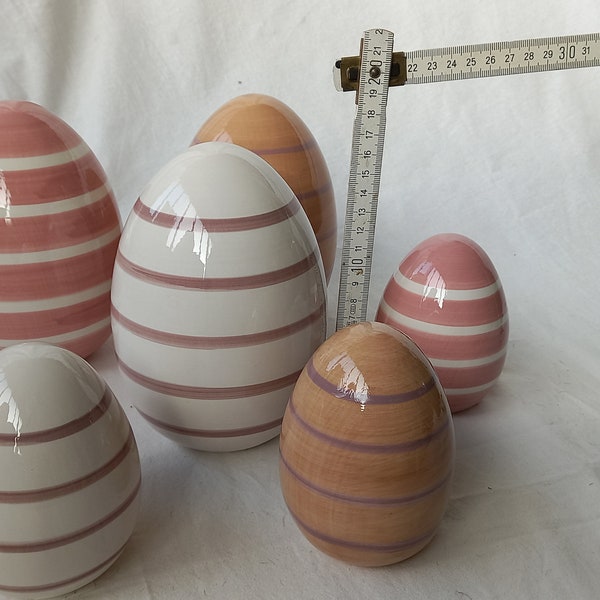 Eier in drei verschiedenen Pastellfarben, gestreift