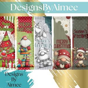 Może przedstawiać: Kolekcja wzorów torebek na prezenty o tematyce świątecznej. Każda torba zawiera świąteczne ilustracje renifera, choinki, Świętego Mikołaja i gnomów. Torby są w różnych kolorach, w tym czerwonym, zielonym i szarym, z napisami "Happy Holidays", "Merry Christmas" i "Season's Greetings".