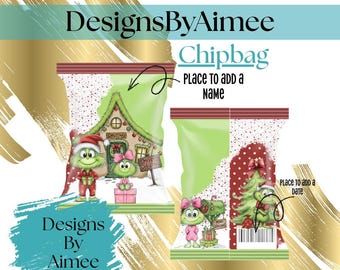 Könnte beinhalten: Weihnachtliches Chipstüten-Design mit einem grünen, Grinch-ähnlichen Charakter mit Weihnachtsmütze. Das Design zeigt ein grünes Haus, einen Weihnachtsbaum und den Text "Designs By Aimee" und "Chipbag".