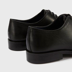 Chaussures Oxford classiques noires faites à la main image 4
