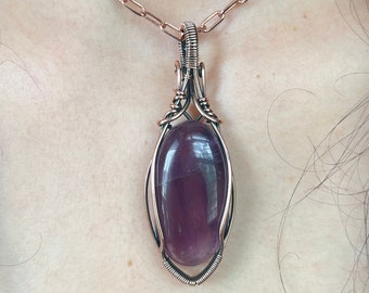 Collar con colgante de amatista envuelto en alambre de cobre hecho a mano