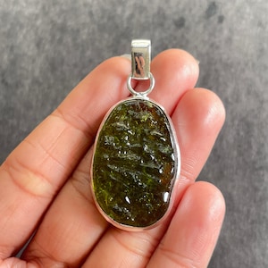 Handgemaakte Moldaviet-edelsteenhanger: 925 sterlingzilveren ketting