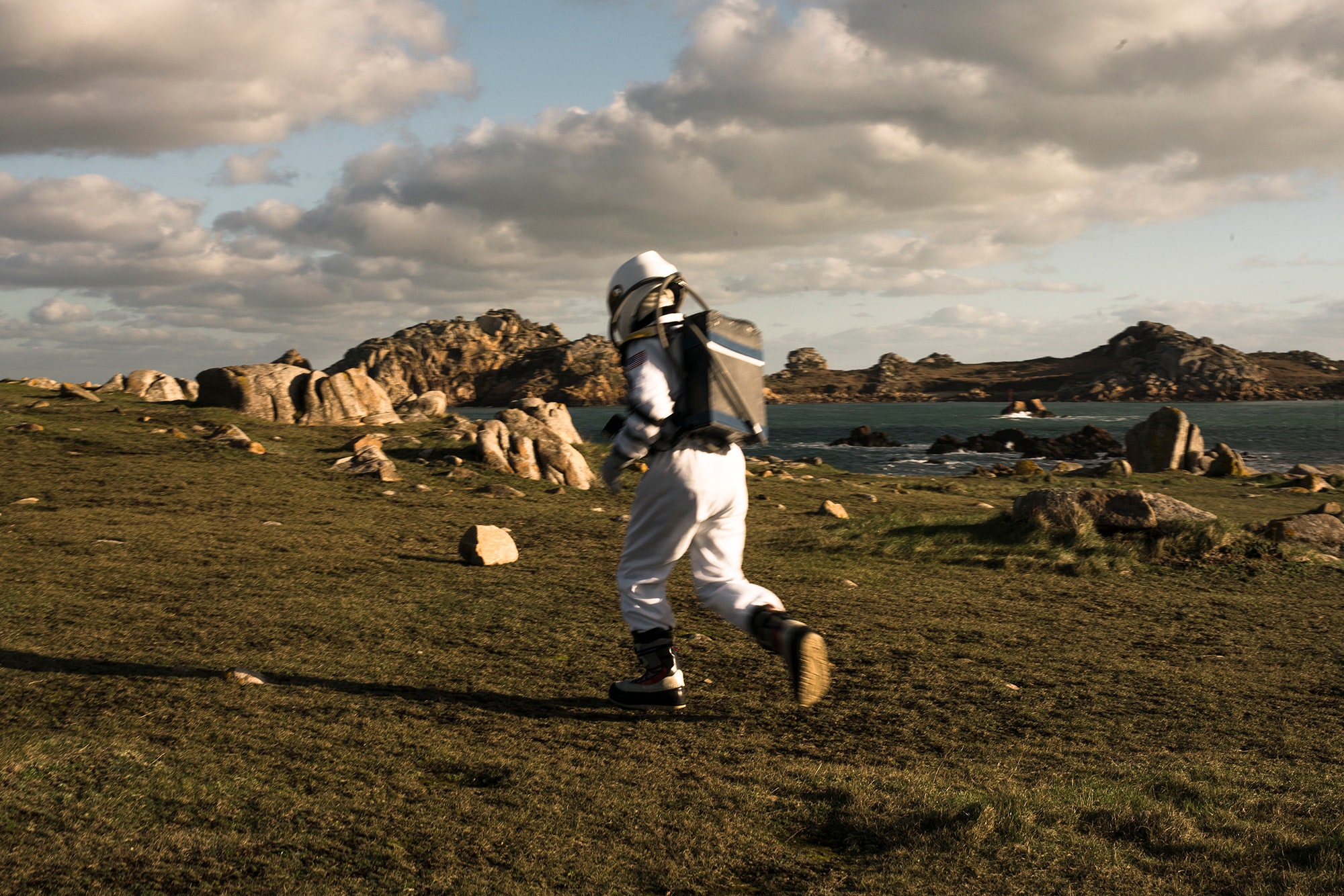 Astronaute en Course, Montagne, Espace, Cadre Bois, Dibond, Caisse Américaine