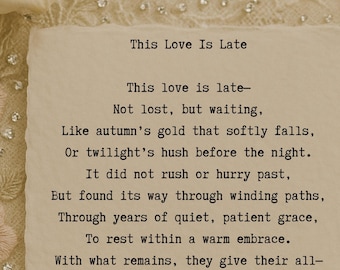 Könnte beinhalten: Ein Vintage-Druck mit dem Titel „This Love Is Late“ und einem Gedicht über dauerhafte Liebe. Der Text ist in einer klassischen Serifenschrift auf cremefarbenem Papier gehalten, umgeben von floralen und Perlenverzierungen.