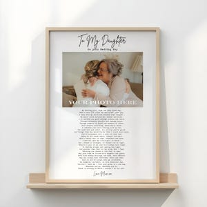 Puede incluir: Un marco con una foto de dos mujeres abrazándose, con el texto "To My Daughter On Your Wedding Day" en la parte superior. El texto inferior dice "Your Photo Here" y un poema.
