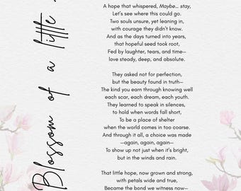 Könnte beinhalten: Weißer Hintergrund mit einem Gedicht mit dem Titel "The Blossom of a Little Hope" in eleganter schwarzer Schrift. Das Gedicht handelt von Liebe und Wachstum, mit floralen Akzenten.
