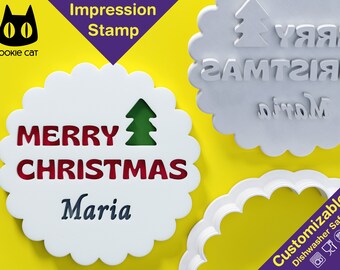 Timbre personnalisé de biscuits joyeux Noël avec arbre de Noël - Ajoutez votre nom ou votre message | Conception festonnée ou ronde | Lave-vaisselle