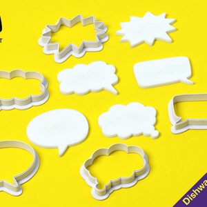 Może przedstawiać: Zestaw dziewięciu białych plastikowych foremek do ciasteczek w kształcie różnych dymków. Formy znajdują się na żółtym tle. Nadają się do mycia w zmywarce.