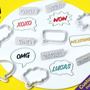 Puede incluir: Un conjunto de 12 cortadores de galletas de plástico blanco en varias formas y tamaños, incluyendo burbujas de diálogo, estrellas y rectángulos. Los cortadores presentan palabras como "OMG", "XOXO", "Welcome" y "Lucas".