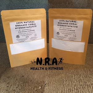 Puede incluir: Dos bolsas de color canela con polvo de calcio de hidroxiapatita de coral 100% natural y orgánico. La etiqueta izquierda indica 25g y la derecha 50g. Ambas incluyen la fórmula Ca10(PO4)6(OH)2, 3 micras de tamaño de partícula y el texto N.R.A. Health & Fitness.