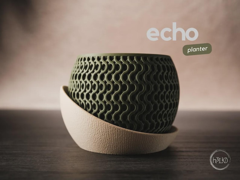 Puede incluir: Una maceta redonda de color verde oliva con un patr&oacute;n de celos&iacute;a ondulado repetitivo, encajada en una base curva de color beige claro liso. El texto echo planter aparece en la esquina superior derecha y un logotipo circular en la inferior derecha.