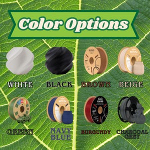 Puede incluir: Una tabla de opciones de color que muestra ocho variaciones de objetos impresos en 3D y bobinas de filamento. Los colores incluyen blanco, negro, marr&oacute;n, beige, verde, azul marino, burdeos y gris carb&oacute;n, etiquetados con su nombre.