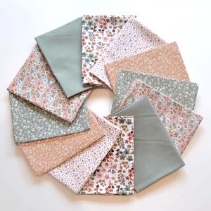 Tela de algodón para patchwork - Paquete de 6 piezas precortadas Fat Quarter - Chelsea - Vintage Flower Meadow - Rosa y verde - Willow Weavers - Domotex - Pre-pedido