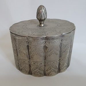 Vintage Silver Plated Etched Celestial Stars Jewelry/Trinket/Keepsake Box, Scalloped Oval with Red Satin Lining & Pineapple Finial