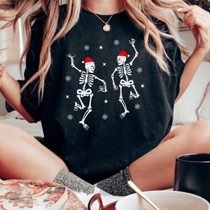 Retro Weihnachten Komfort Farben Shirt, Skeleton Weihnachten Shirt, Vintage Santa Weihnachten Shirt, Retro Urlaub Shirt, hässliche Pullover Shirt