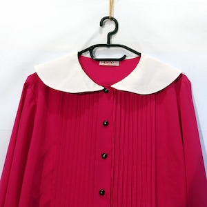 Vintage fuchsia blouse from the PierBé brand Made in France with a large white claudine collar and religious folds