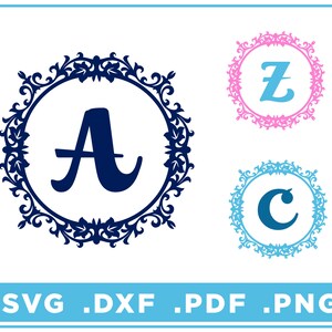 Puede incluir: Un conjunto de tres diseños de monogramas con las letras A, Z y C. Cada letra está en un marco adornado azul, rosa o azul claro.