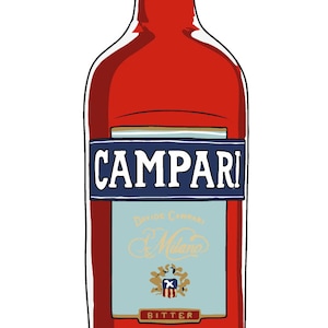 Può includere: Una bottiglia di vetro di Campari, un liquore amaro italiano rosso. La bottiglia ha un'etichetta bianca con le parole "Campari Milano" e "Bitter" stampate su di essa. La bottiglia è sormontata da un tappo dorato.