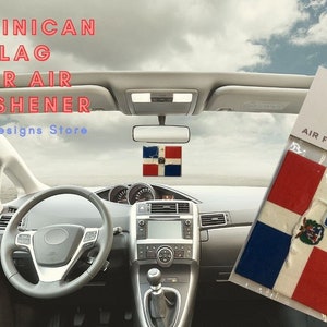 Könnte beinhalten: Ein Auto-Lufterfrischer mit der Flagge der Dominikanischen Republik. Die Flagge ist rot, weiß und blau mit einem Wappen in der Mitte. Der Lufterfrischer ist in einer durchsichtigen Plastiktüte verpackt mit dem Text "EXP Designs Air Fresheners".