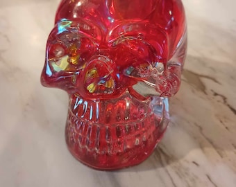 Tête de mort en résine transparente avec fleur métallique rouge
