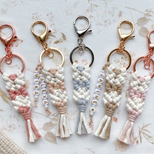 Schlüsselanhänger mit Namen Makramee Geschenk für Frauen Geschenk mit Namen Schlüsselanhänger Personalisiert Taschenanhänger