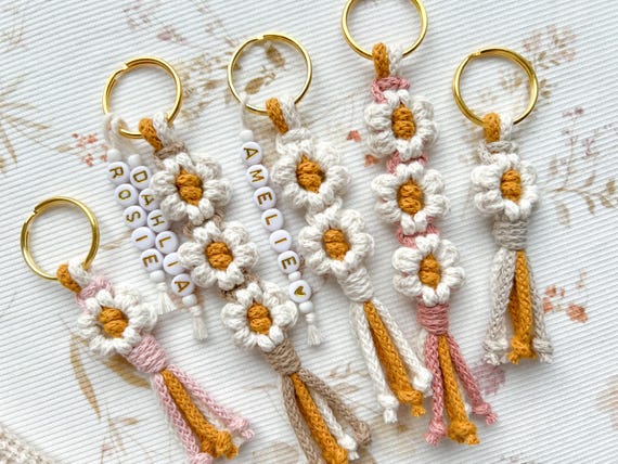 Schlüsselanhänger Gänseblümchen mit Namen Makramee Blume Schlüsselanhänger Geschenk für Frauen Personalisiert Sonnenblume Taschenanhänger