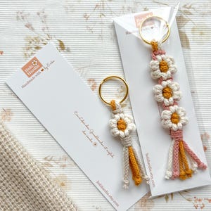 Schlüsselanhänger Gänseblümchen mit Namen Makramee Blume Schlüsselanhänger Geschenk für Frauen Personalisiert Sonnenblume Taschenanhänger image 7