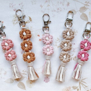 Schlüsselanhänger Gänseblümchen mit Namen Makramee Blume Schlüsselanhänger Geschenk für Frauen Personalisiert Sonnenblume Taschenanhänger image 10