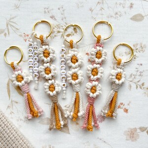 Schlüsselanhänger Gänseblümchen mit Namen Makramee Blume Schlüsselanhänger Geschenk für Frauen Personalisiert Sonnenblume Taschenanhänger image 6