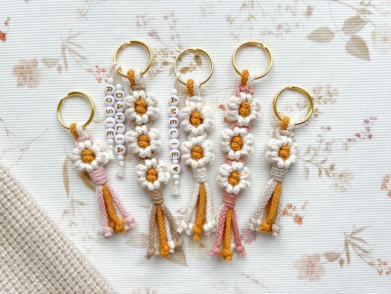 Schlüsselanhänger Gänseblümchen mit Namen Makramee Blume Schlüsselanhänger Geschenk für Frauen Personalisiert Sonnenblume Taschenanhänger image 6