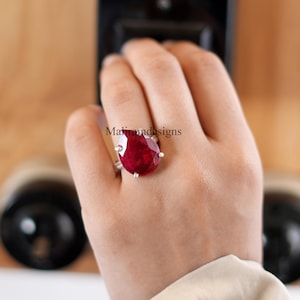 Anello in argento sterling con rubino del Mozambico creato in laboratorio, anello di fidanzamento minimalista con rubino fucsia a forma di pera, fede nuziale boho rosa e rossa a goccia