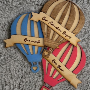 Globo aerostático para celebrar el hito del bebé: accesorio fotográfico mensual / Banderines de madera intercambiables / Pintados a mano / Rosa, azul o natural