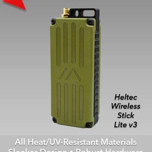 Puede incluir: Un Heltec Wireless Stick Lite v3 verde y negro con una carcasa grabada con láser. La carcasa es resistente al calor y a los rayos UV y presenta un diseño más elegante, hardware robusto y soporte GPS. La imagen incluye el texto "Generation 2 Laser-Engraved Cases for Meshtastic TM" y "New Update!"