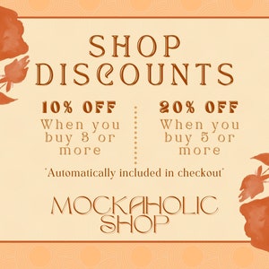 Op de afbeelding: Een perzikkleurige kaart met een bloemenmotief en de tekst "SHOP DISCOUNTS" in bruin. De kaart vermeldt twee kortingen: 10% korting bij aankoop van 3 of meer artikelen en 20% korting bij aankoop van 5 of meer artikelen. De tekst "Automatically included in checkout" is ook inbegrepen. De kaart is ondertekend met "MOCKAHOLIC SHOP".