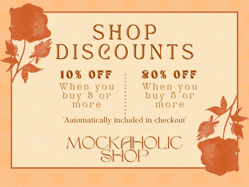 Op de afbeelding: Een perzikkleurige kaart met een bloemenmotief en de tekst "SHOP DISCOUNTS" in bruin. De kaart vermeldt twee kortingen: 10% korting bij aankoop van 3 of meer artikelen en 20% korting bij aankoop van 5 of meer artikelen. De tekst "Automatically included in checkout" is ook inbegrepen. De kaart is ondertekend met "MOCKAHOLIC SHOP".