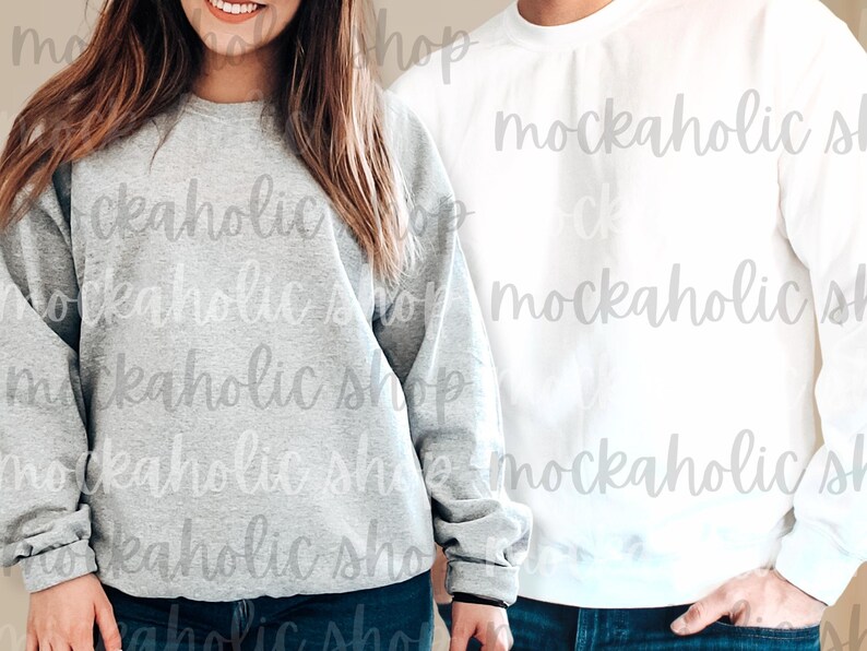 Op de afbeelding: Twee longsleeve sweatshirts, &eacute;&eacute;n grijs en &eacute;&eacute;n wit. Beide sweatshirts hebben een ronde hals en zijn gemaakt van een zachte, comfortabele stof.