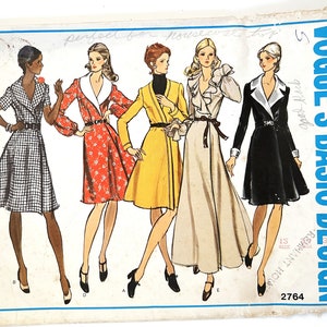Op de afbeelding: Vintage Vogue's Basic Design naaipatroon nummer 2764. Het patroon bevat vijf verschillende jurkdesigns, waaronder een zwart-witte ruitjesjurk, een rode bloemenjurk, een gele jurk, een beige jurk met ruches en een zwarte jurk met een witte kraag.