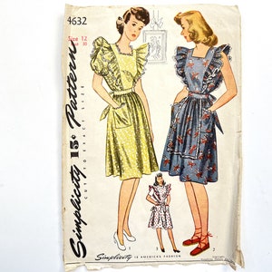 Könnte beinhalten: Vintage Simplicity Schnittmuster 15¢, Größe 12, Brustumfang 30, für ein Kleid mit einer Rüschen-Schürze. Das Schnittmuster zeigt zwei Frauen, die das Kleid tragen, eine in Gelb und eine in Blau.