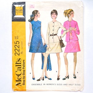 Op de afbeelding: Vintage McCall's naaipatroon voor een damesensemble. Het patroon is nummer 2225 en is een stap-voor-stap patroon. Het patroon bevat een blauwe jurk, een beige jas met rok en een roze jas met rok.