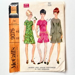 Op de afbeelding: Vintage McCall's naaipatroon voor een broekrok in twee versies. Het patroon is voor maten 10 en 32 borstomvang. De patroonhoes toont drie modellen die de broekrok in verschillende kleuren en stijlen dragen. De tekst op de hoes luidt "McCall's Printed Pattern, New Sizing, Twiggy Fashion, 9075, Broekrokken voor dames en junioren in twee versies."
