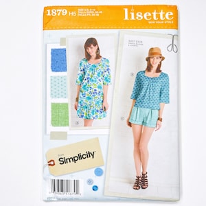 Könnte beinhalten: Ein Schnittmuster für ein blau-weißes Blumenkleid und eine blau-weiß gemusterte Bluse und Shorts. Das Schnittmuster ist von Simplicity und ist für die Größen 6-14. Das Schnittmuster heißt "Lisette" und das Design heißt "Souvenir".