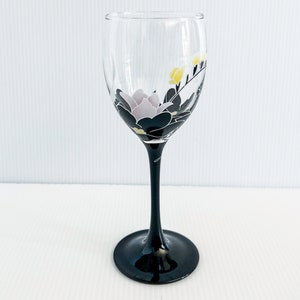 Vintage Luminarc Floral geätztes Weinglas | Anais von Cristal D’Arques-Durand | Schwarze und pastellrosa Stielgläser