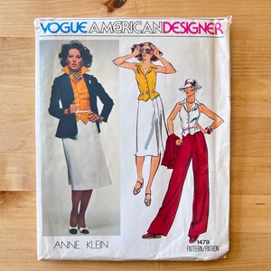以下が含まれることがあります： アン・クラインによる3つのデザインをフィーチャーした、ヴィンテージのヴォーグ・アメリカン・デザイナーの裁縫パターン。パターンは、白いスカート、黄色のノースリーブトップ、白いブラウス、赤いパンツ用です。パターンの番号は1479です。