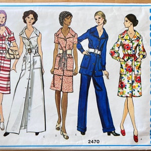 Op de afbeelding: Een vintage naaipatroon met vier verschillende jurkdesigns. Het patroon is getiteld "Vogue's Basic Design" en het nummer 2470 staat onderaan gedrukt. De jurken zijn in verschillende kleuren en patronen, waaronder rood-witte strepen, wit, bloemen en blauw.
