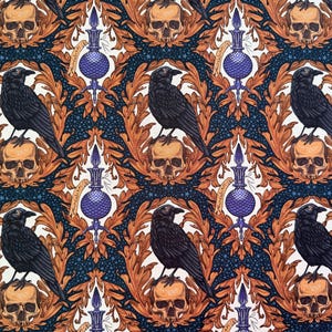 Könnte beinhalten: Ein sich wiederholendes Muster mit schwarzen Krähen, die auf Totenköpfen sitzen, vor einem dunkelblauen Hintergrund mit orangefarbenen und goldenen floralen Elementen. Das Design umfasst stilisierte violette und weiße dekorative Elemente.