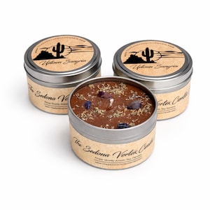 Puede incluir: Una taza de cerámica blanca con un asa negra y el texto "But First, Coffee" en negrita negra. La taza se encuentra sobre un fondo borroso, sugiriendo un ambiente acogedor.