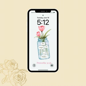Peut inclure: Un smartphone affiche un fond d'écran floral avec des tulipes roses dans un bocal bleu. L'écran de verrouillage affiche l'heure, la date et le verset biblique Proverbes 31:26. Le fond est beige clair avec une illustration de rose dorée.