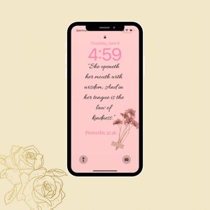 Può includere: Lo schermo di uno smartphone rosa mostra una citazione da Proverbi 31:26, "Ella apre la bocca con saggezza; e sulla sua lingua è la legge della gentilezza." L'ora è 4:59 e la data è giovedì 6 giugno.