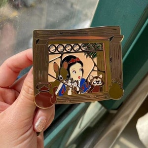 Pin fantasy z oknem