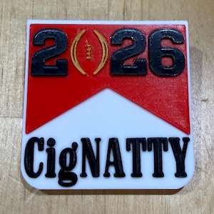 Könnte beinhalten: Rechteckige Grafik in Weiß, Rot und Schwarz mit den Texten "2026" und "CigNATTY". Das Design beinhaltet einen Football und eine rot-weiße Form, die an eine Zigarettenschachtel erinnert.